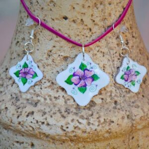 JUEGO DE COLGANTE Y PENDIENTES.